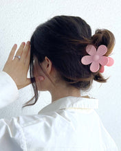 Indlæs billede til gallerivisning Nectarine Flower Clip (Pink)
